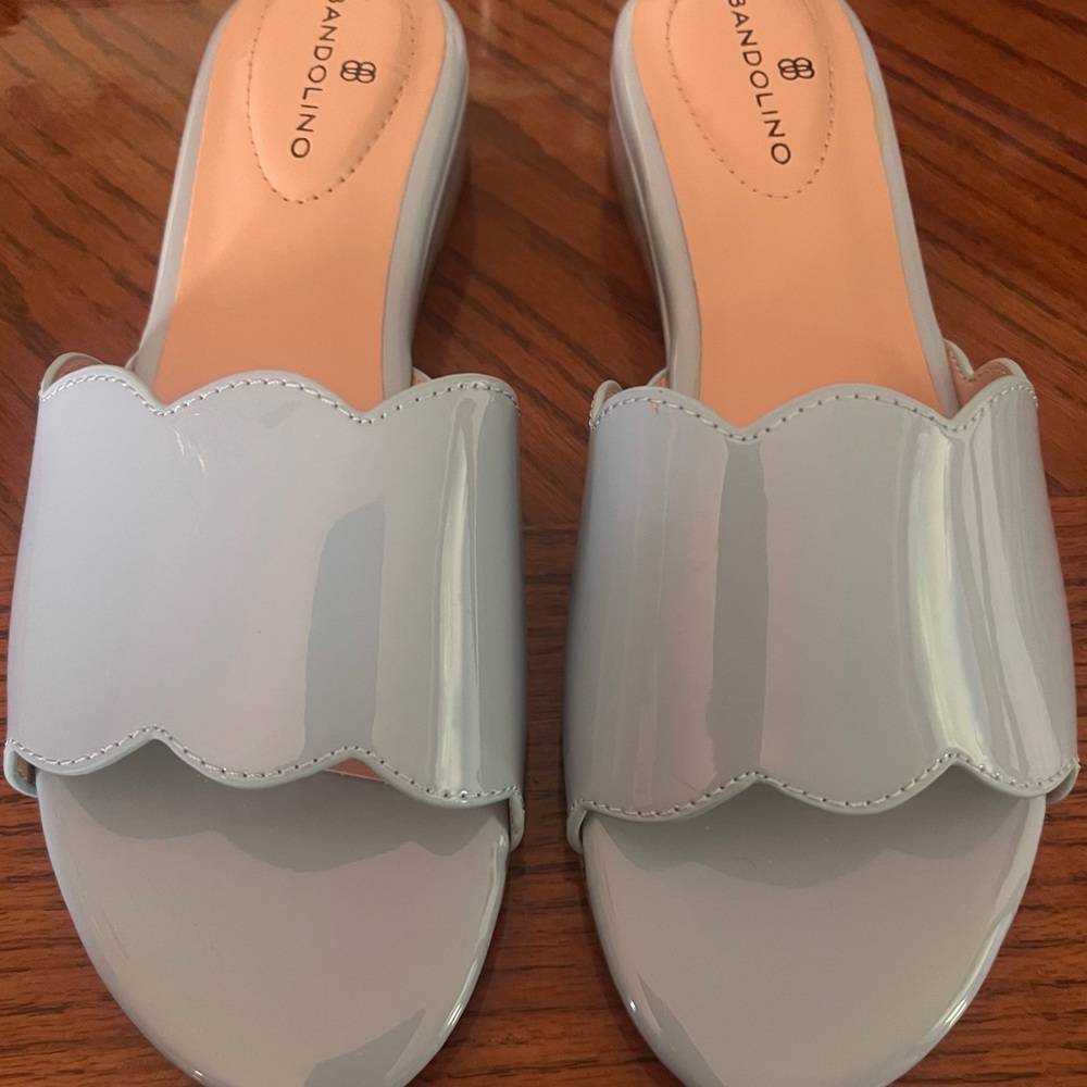 Bandolino Women's Light Gray Scalloped Sandals